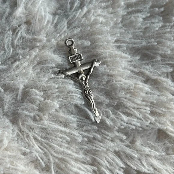 Inri Cross Pendant - Picture 2 of 3